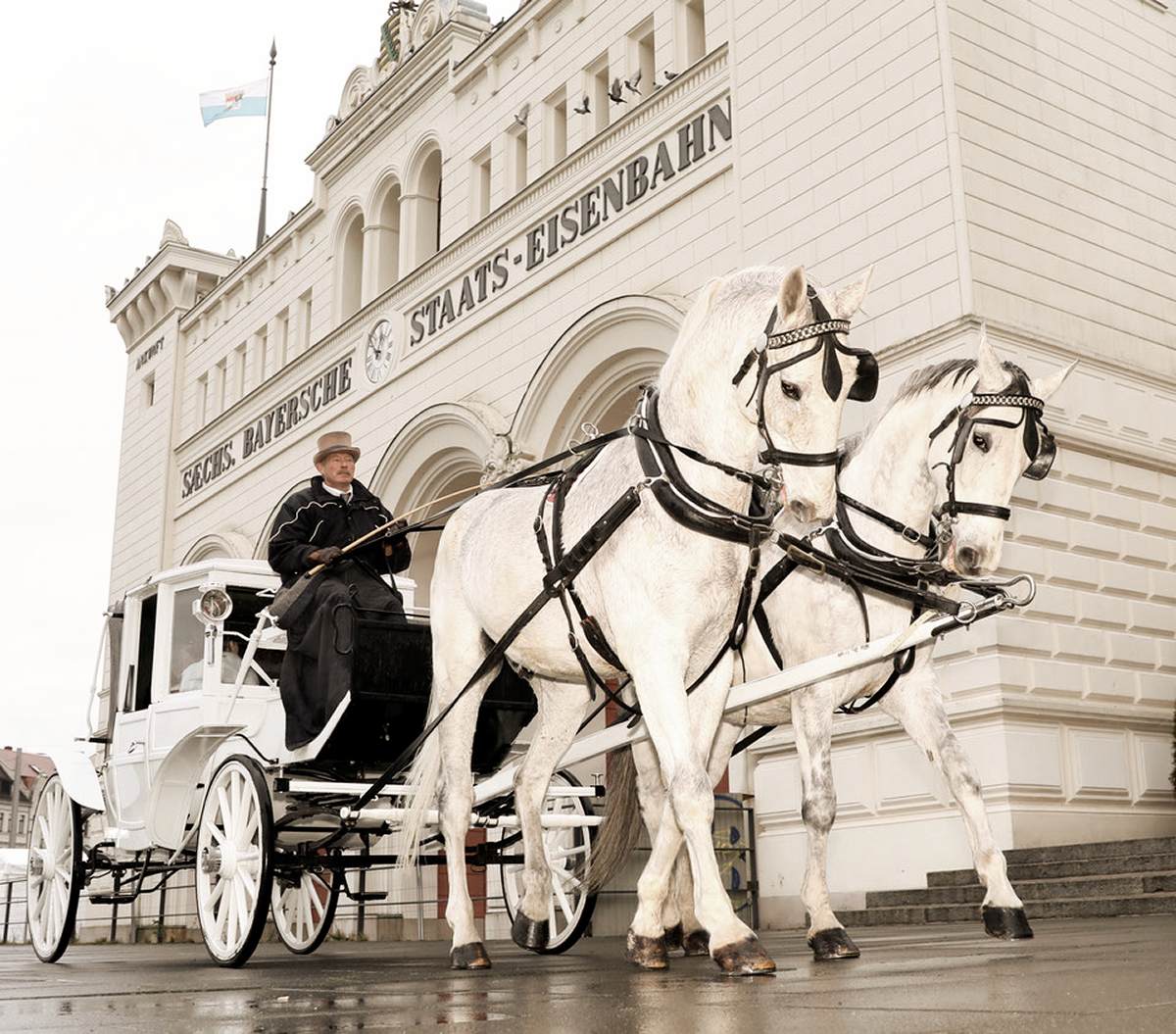Weiße Glas-Landauer Pferdekutsche zur Hochzeit in Leipzig