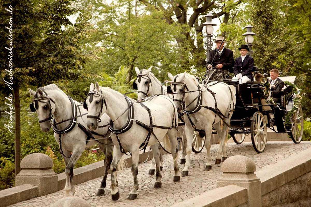 Weiße Glas-Landauer Pferdekutsche zur Hochzeit in Markkleeberg Weißes Haus