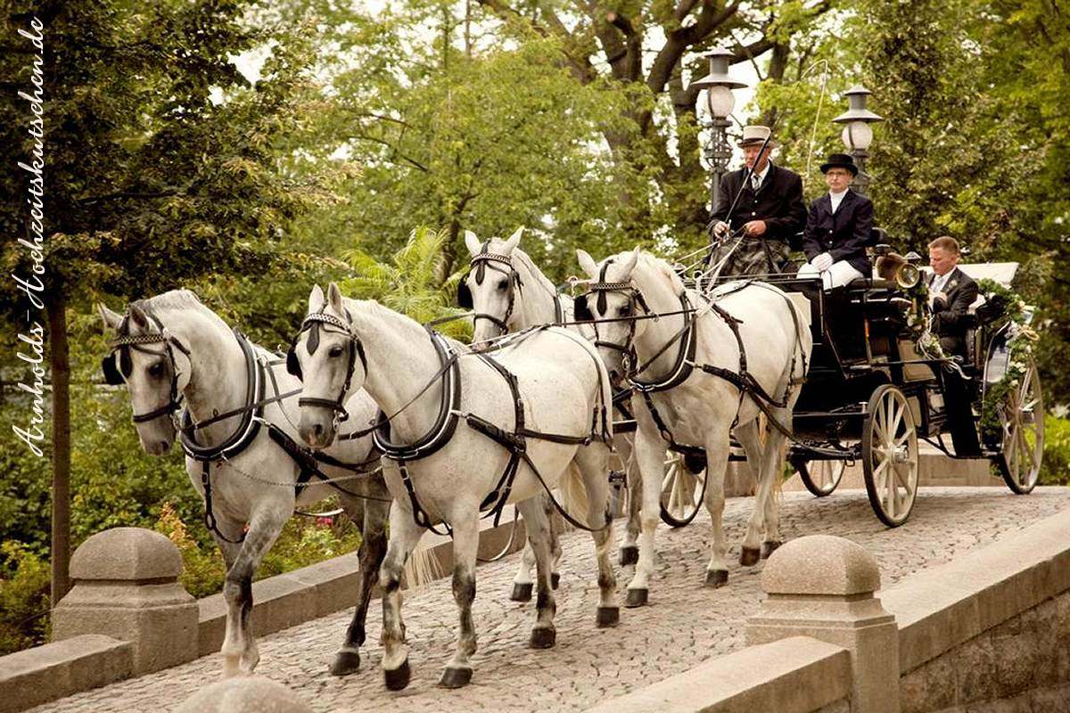 Weie Glas-Landauer Pferdekutsche zur Hochzeit in Markkleeberg Weies Haus